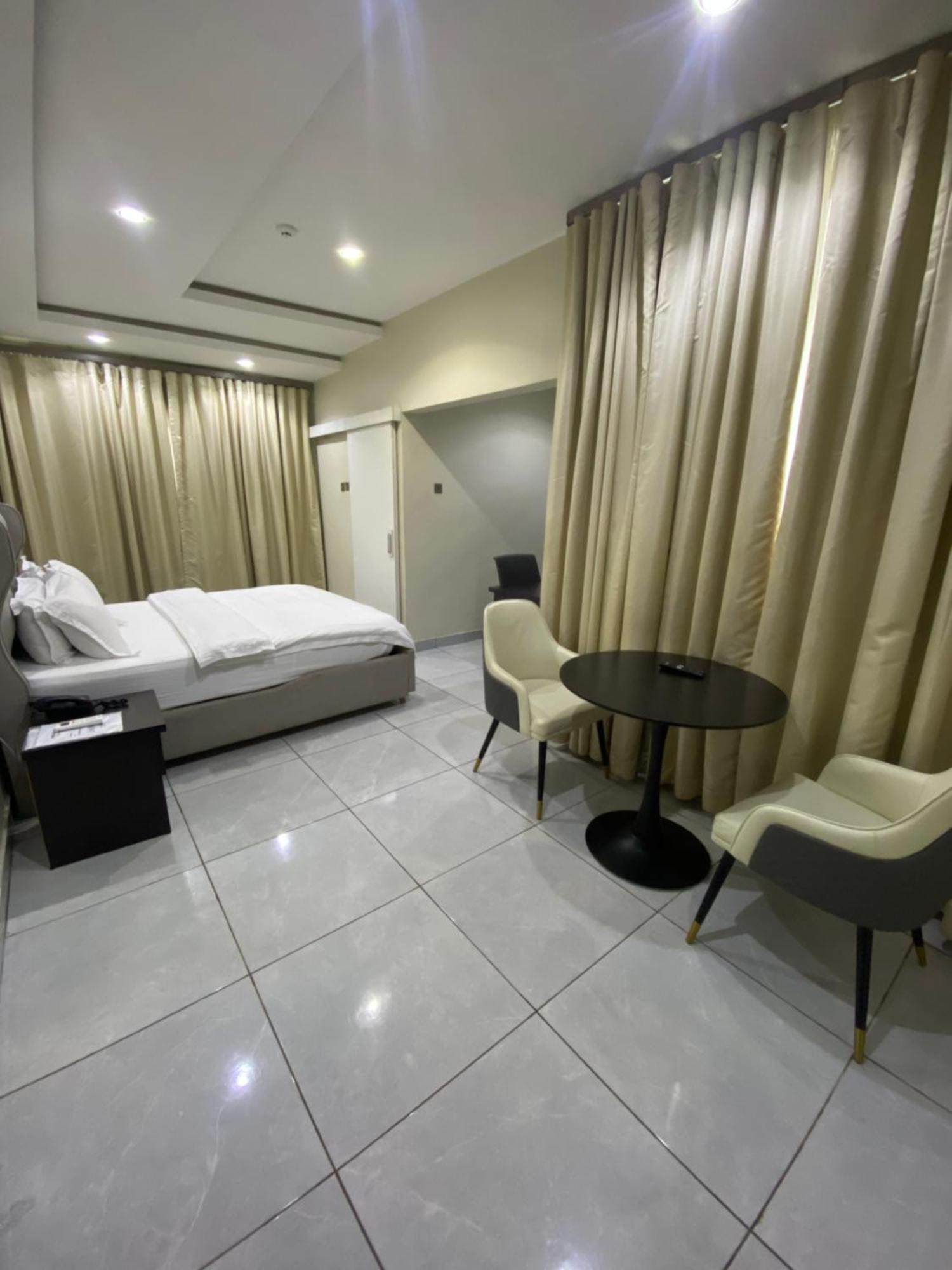 Emmaag Hotel, Ибадан Экстерьер фото